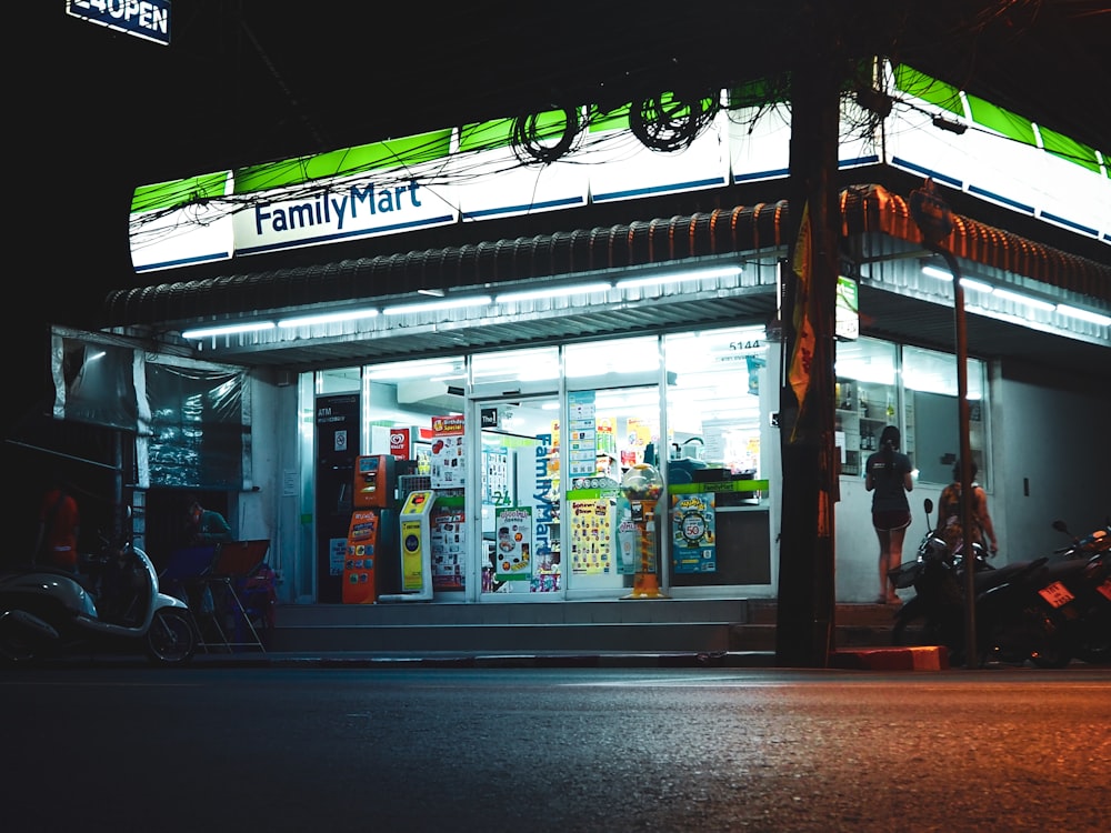 uma frente de loja com sinais de néon