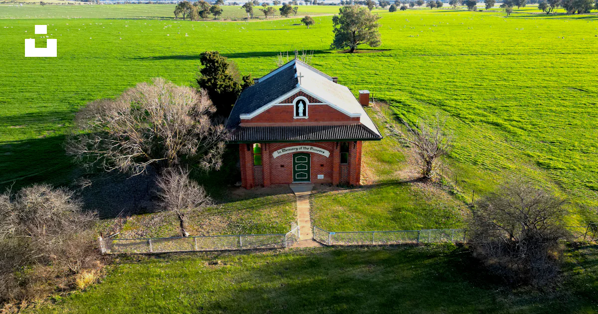 Building Ina Field A small building in a field photo – Free Church Image on Unsplash