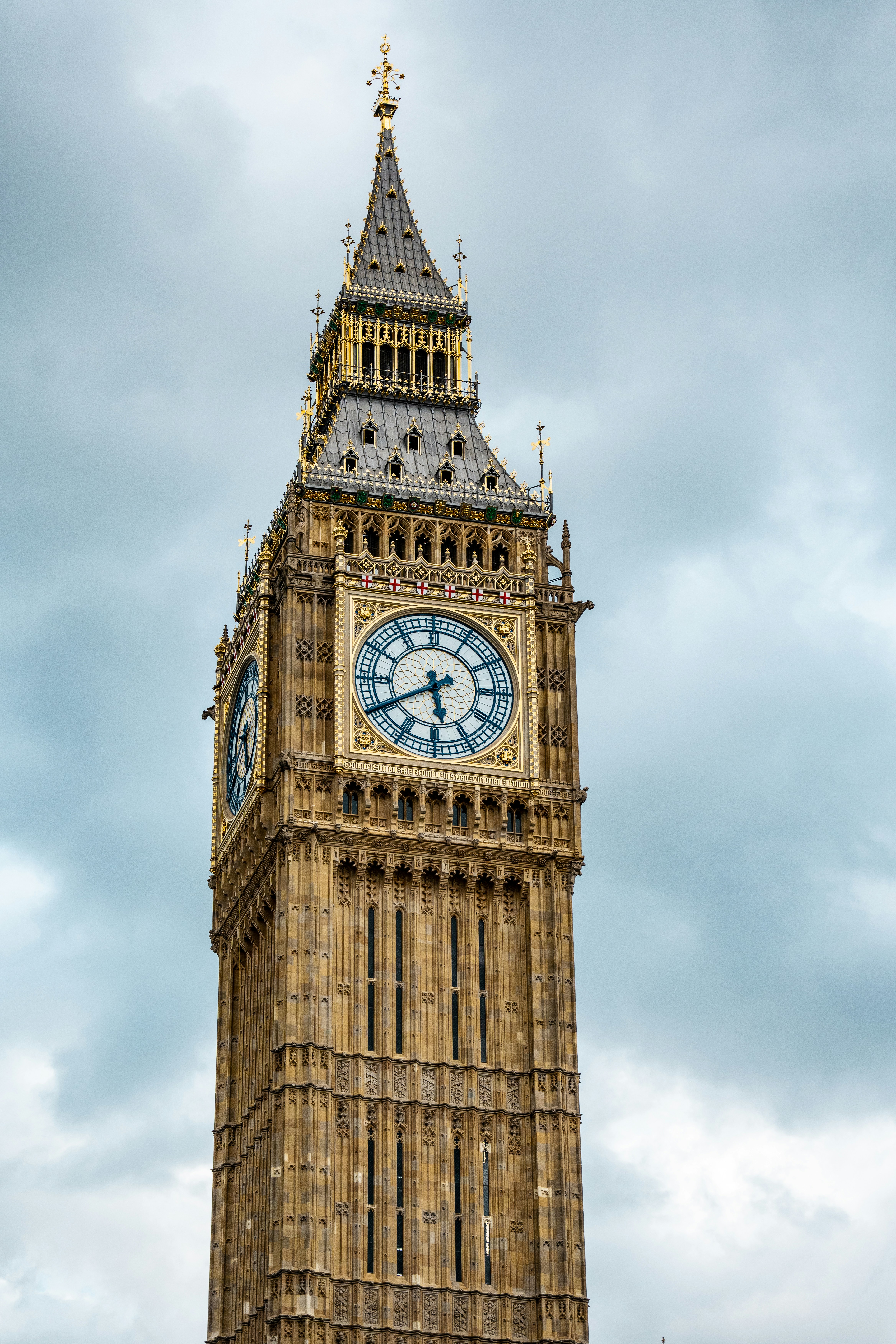 un grande orologio sul Big Ben