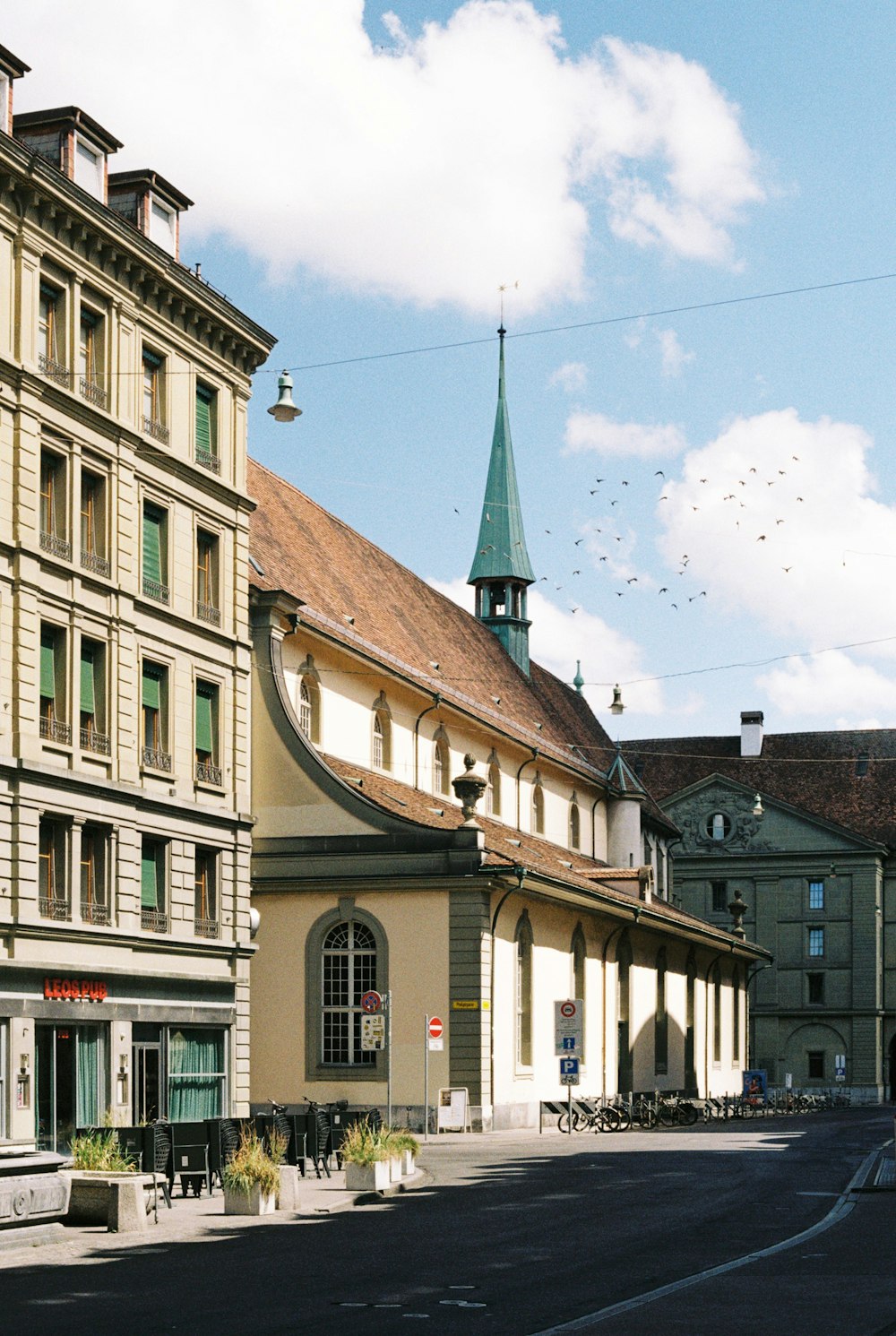 eine Straße mit Gebäuden an der Seite