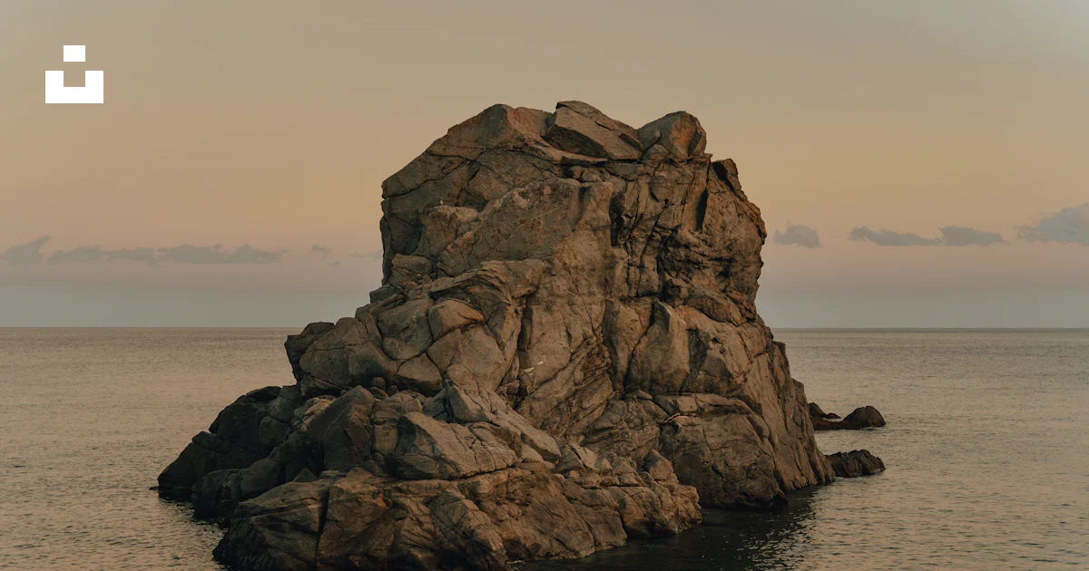 Gran Roca Foto Una gran roca en el agua – Imagen Italia gratis en Unsplash