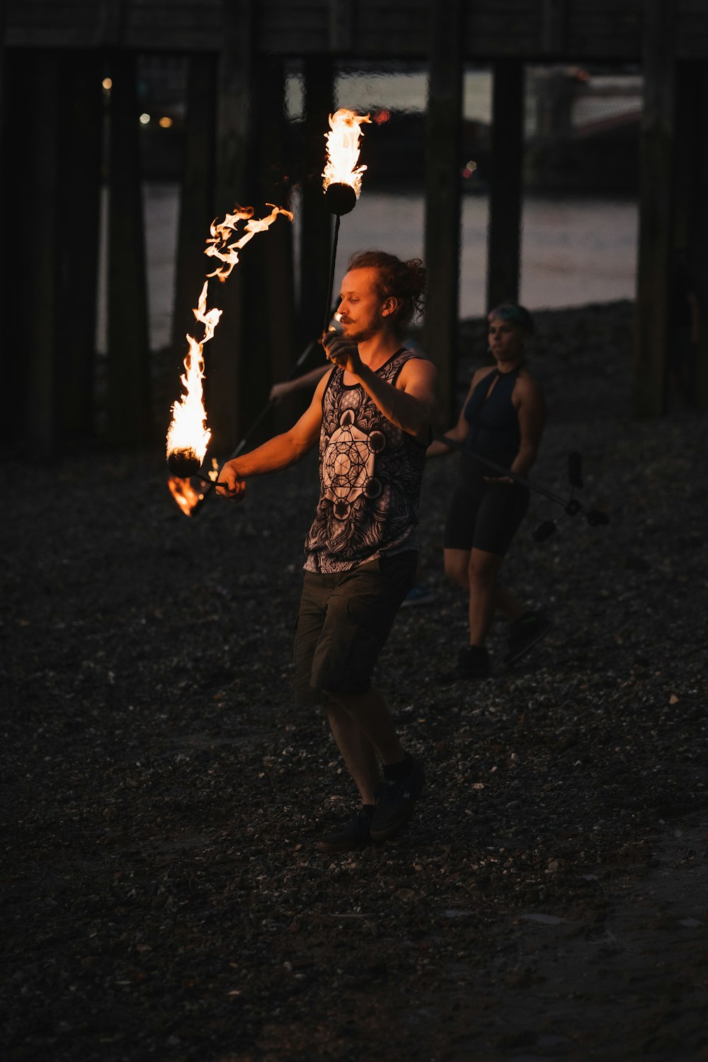 um homem segurando uma vara com fogo na boca