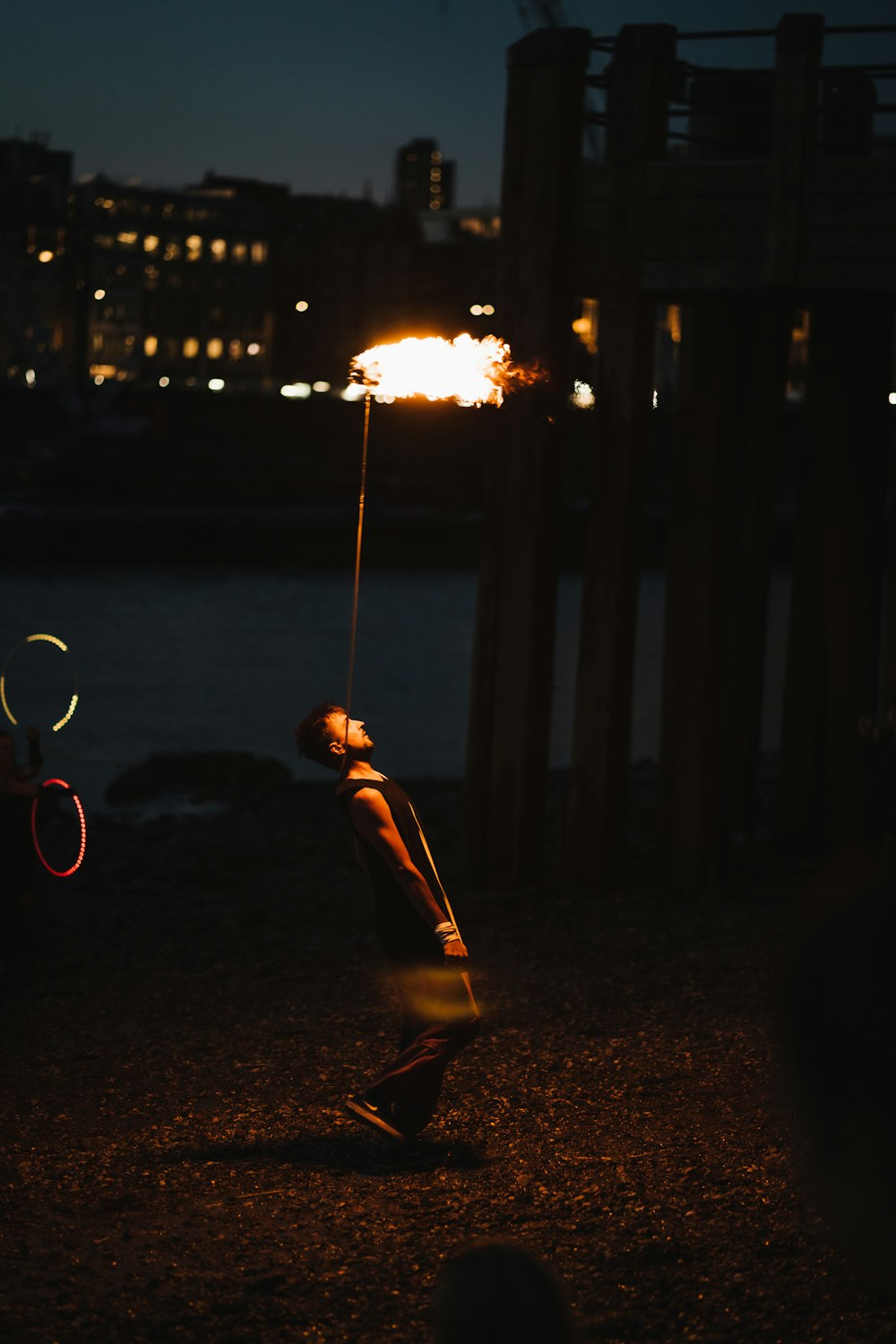una persona sosteniendo un fuego artificial
