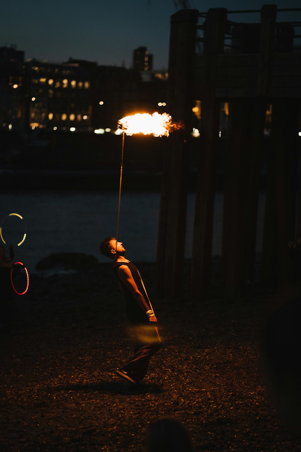 una persona che tiene in mano un fuoco d'artificio