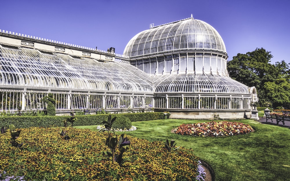 un grande edificio con tetto a cupola