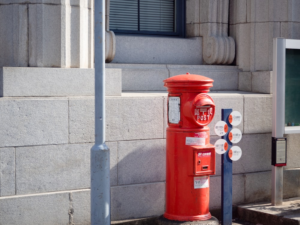 Ein roter Hydrant neben einem Gebäude