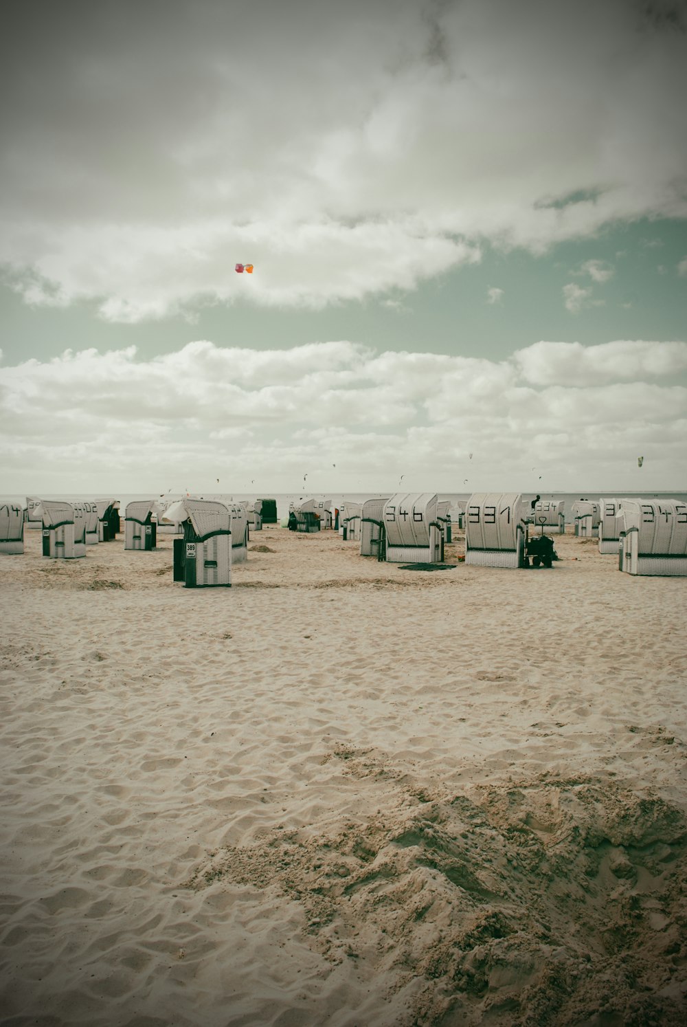 um grupo de estruturas verdes e brancas em uma praia