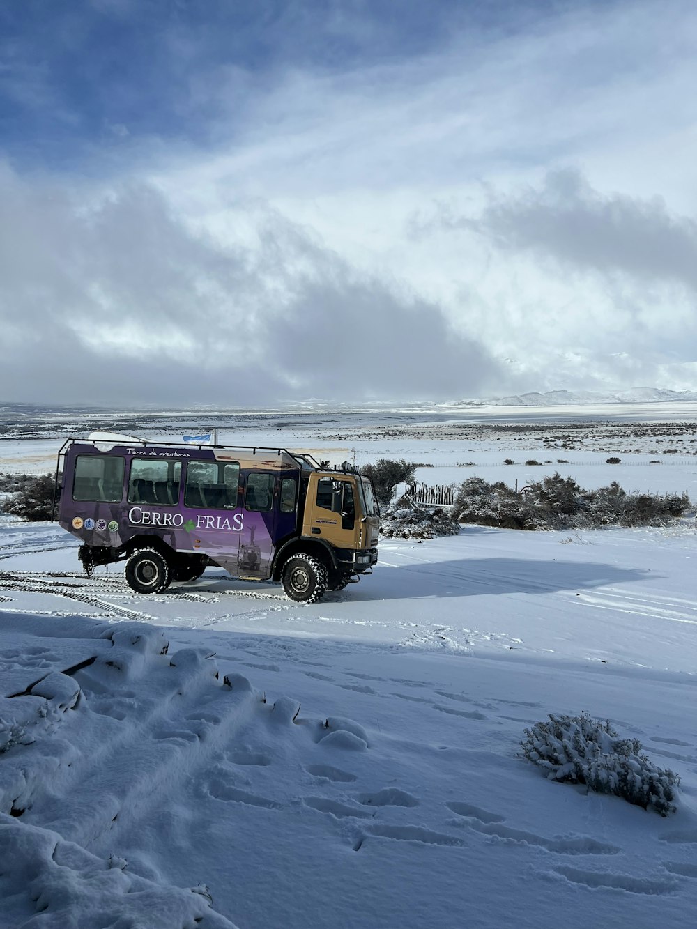 Un camion su una strada innevata