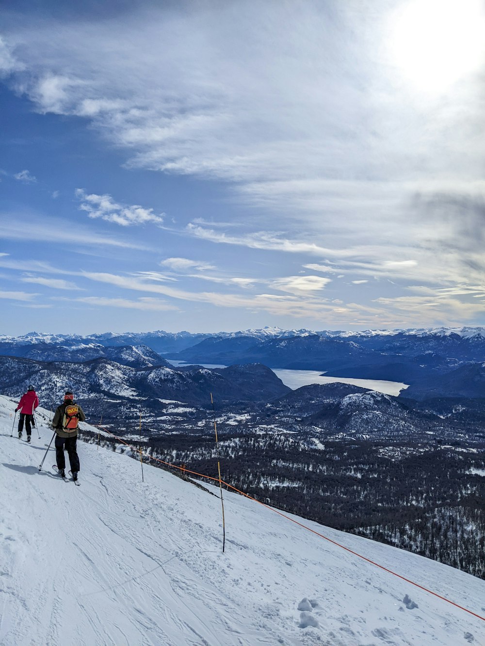 Skieurs sur une montagne enneigée