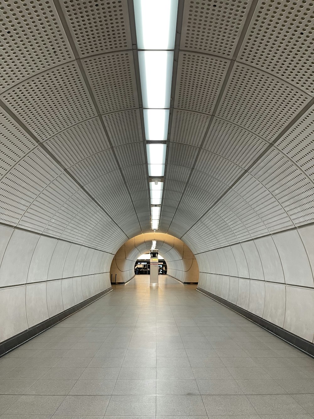 Un túnel con una luz al final