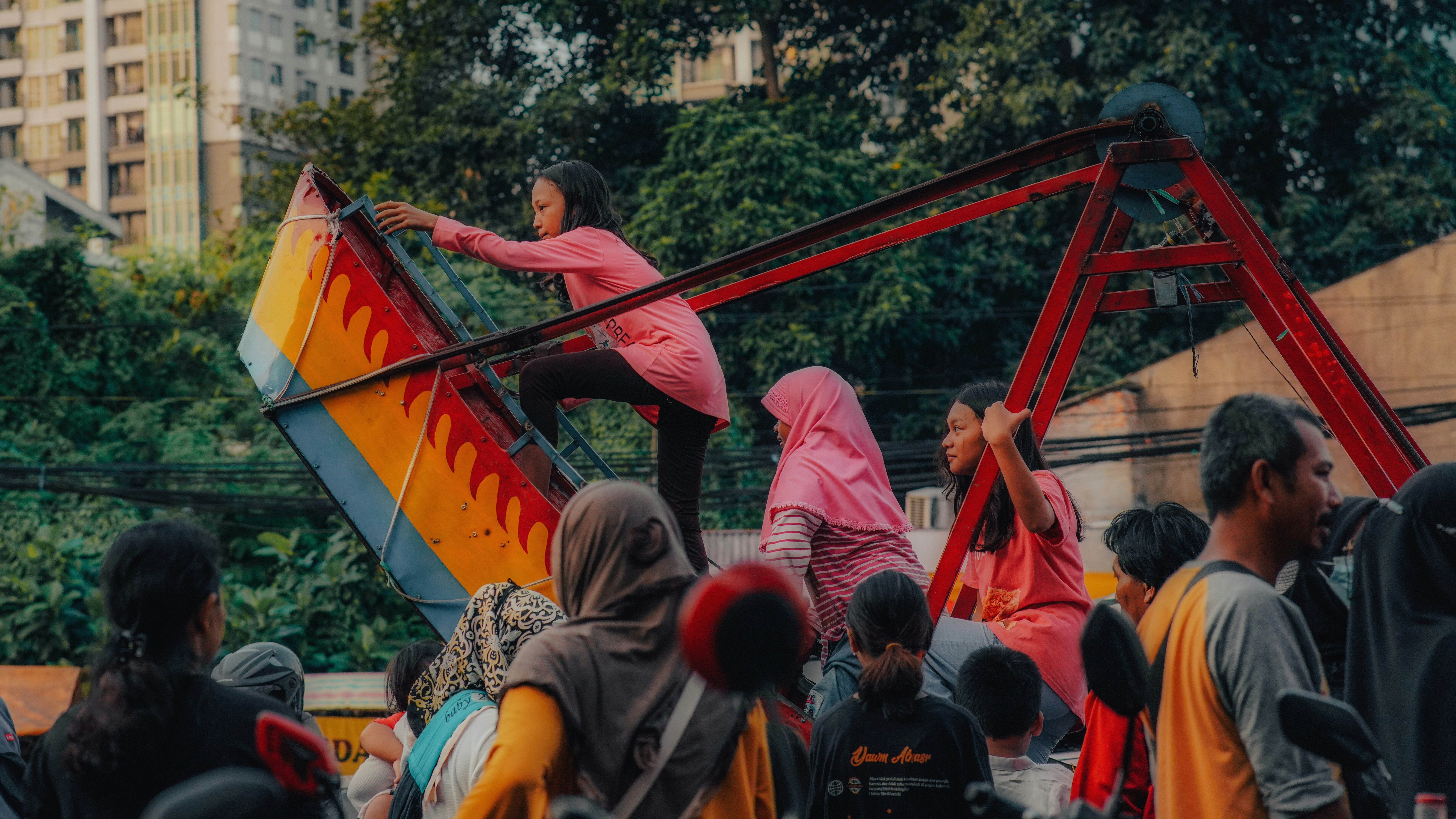 sekelompok orang di roller coaster