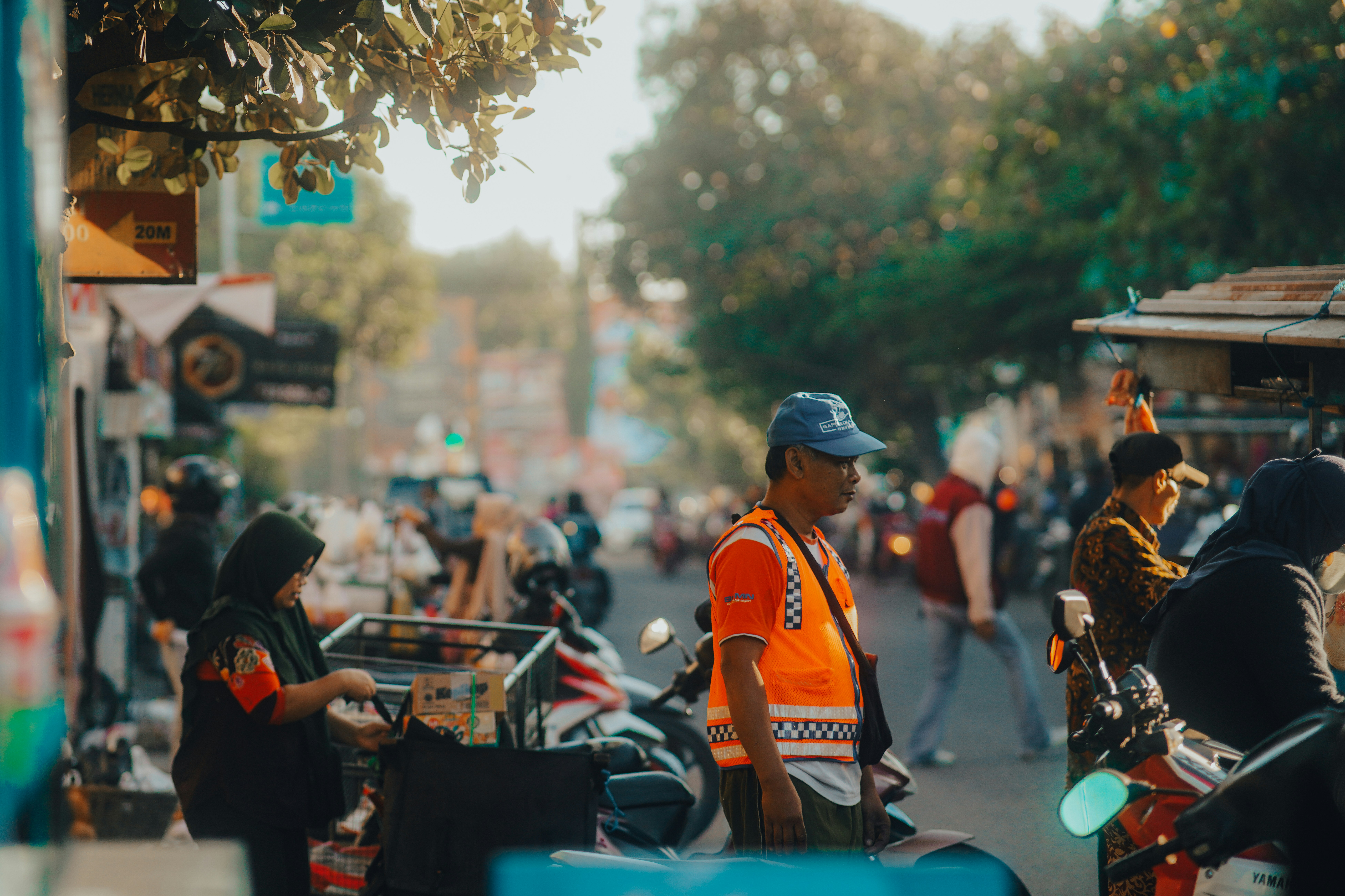sekelompok orang dengan sepeda motor