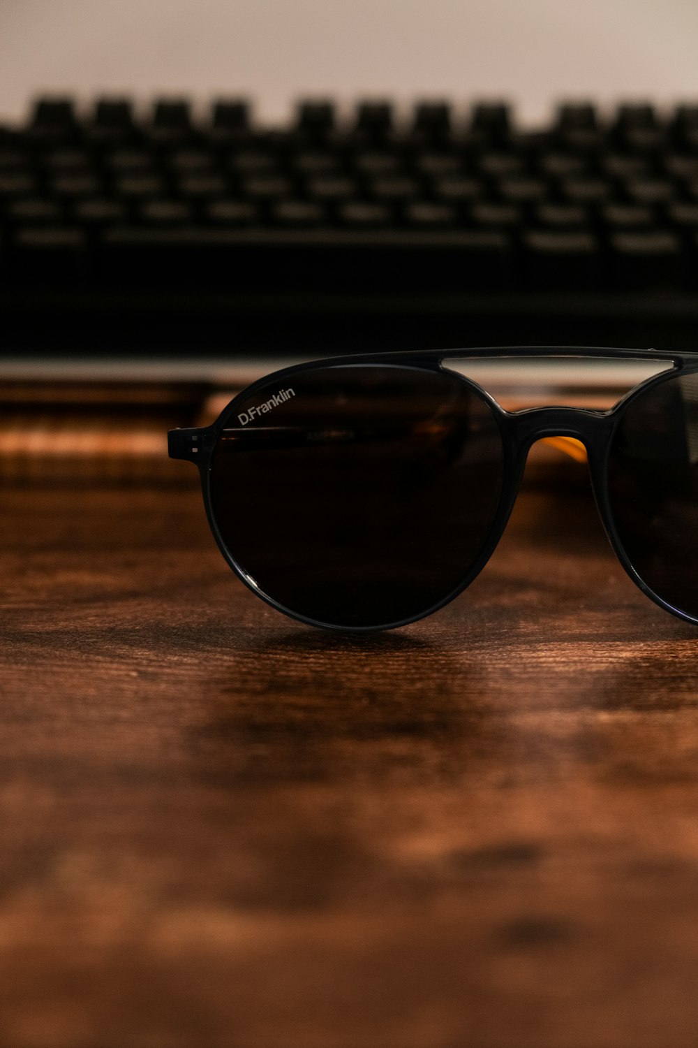 um par de óculos de sol em uma mesa