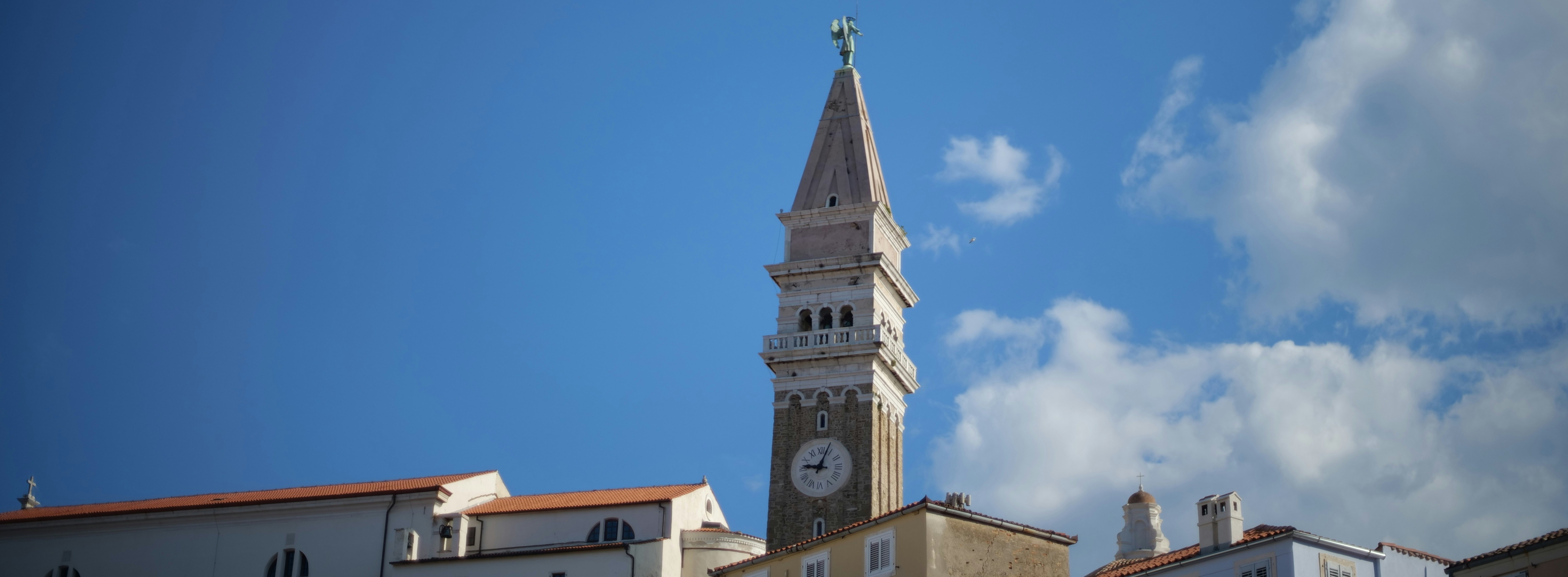 Una torre dell'orologio su un edificio