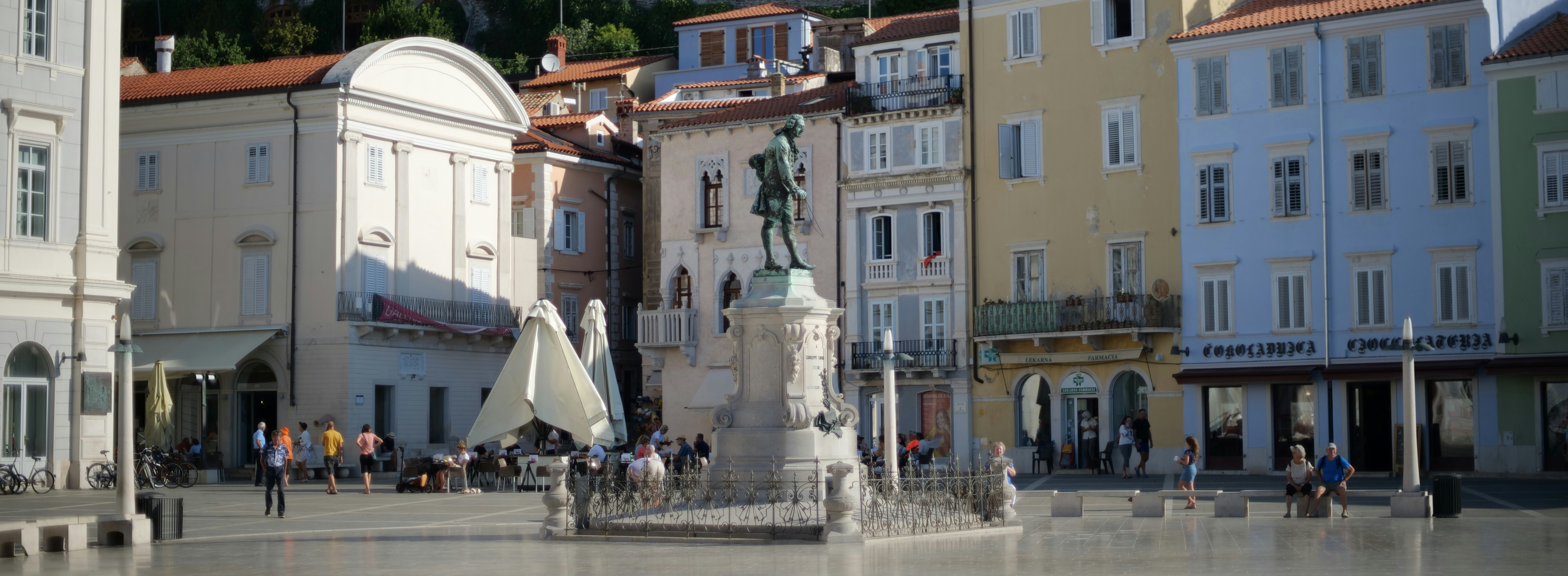 Una statua in una città