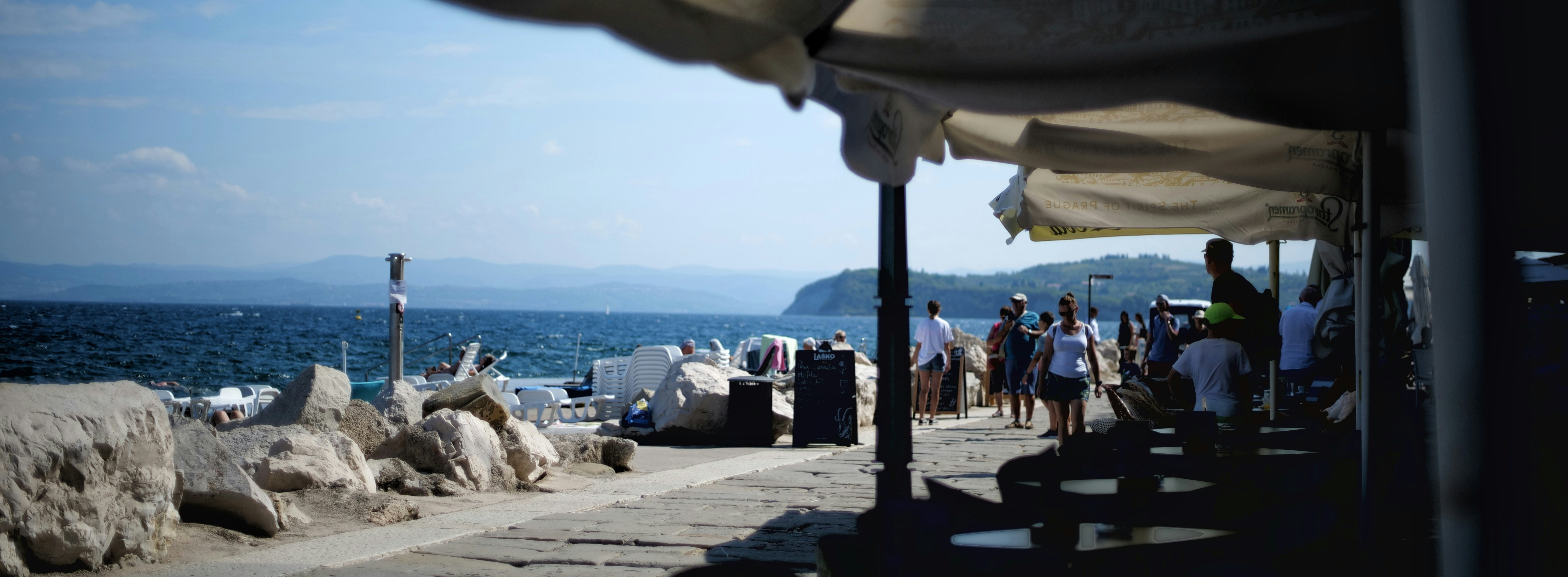 un gruppo di persone su una spiaggia