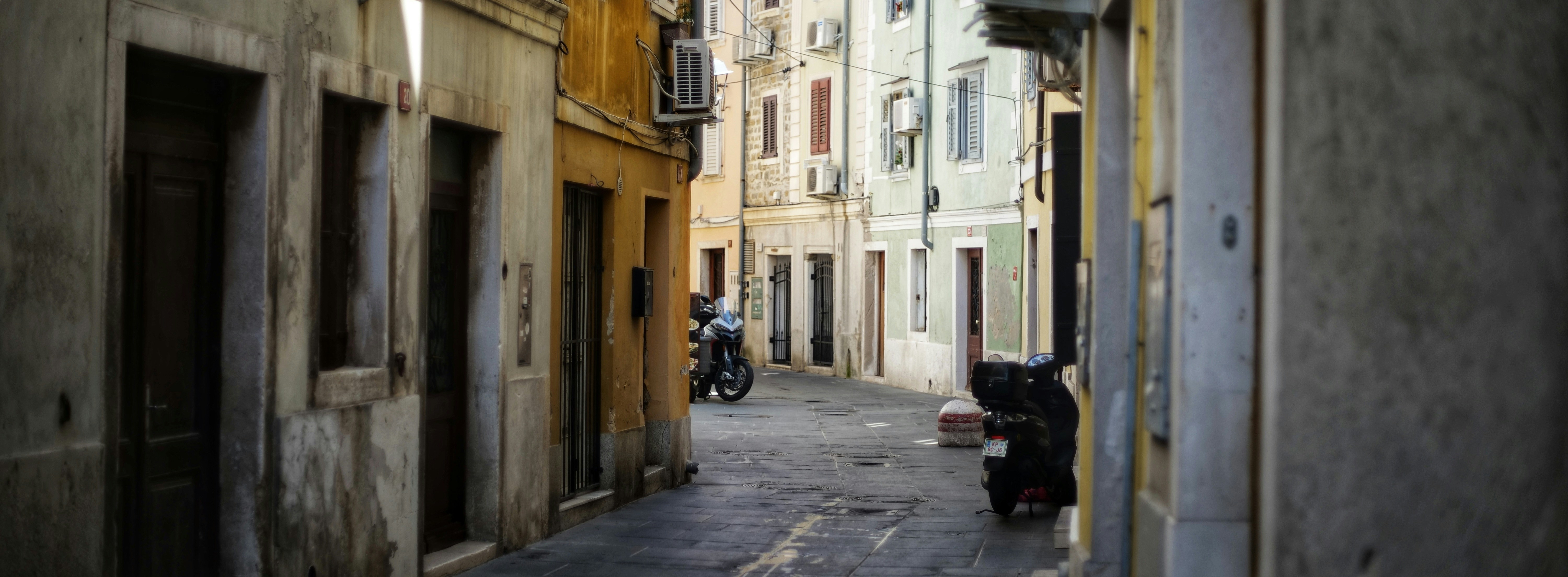 Moto parcheggiate in un vicolo