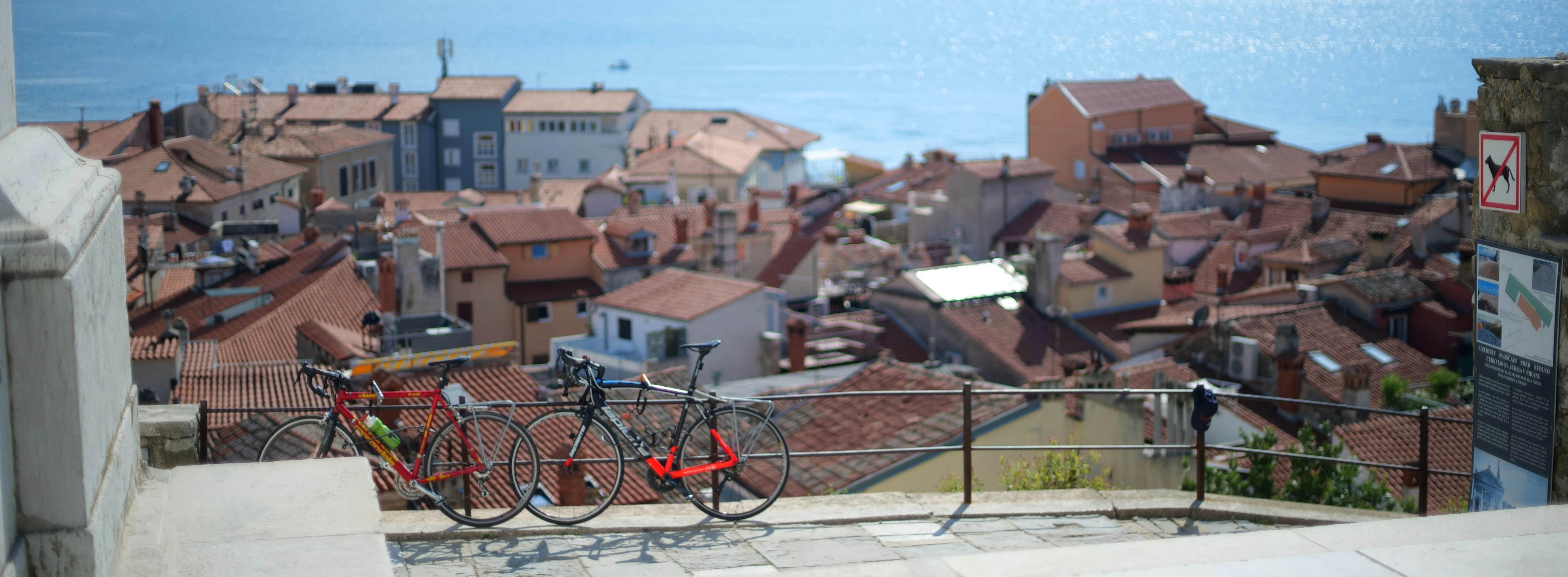 biciclette parcheggiate su un balcone
