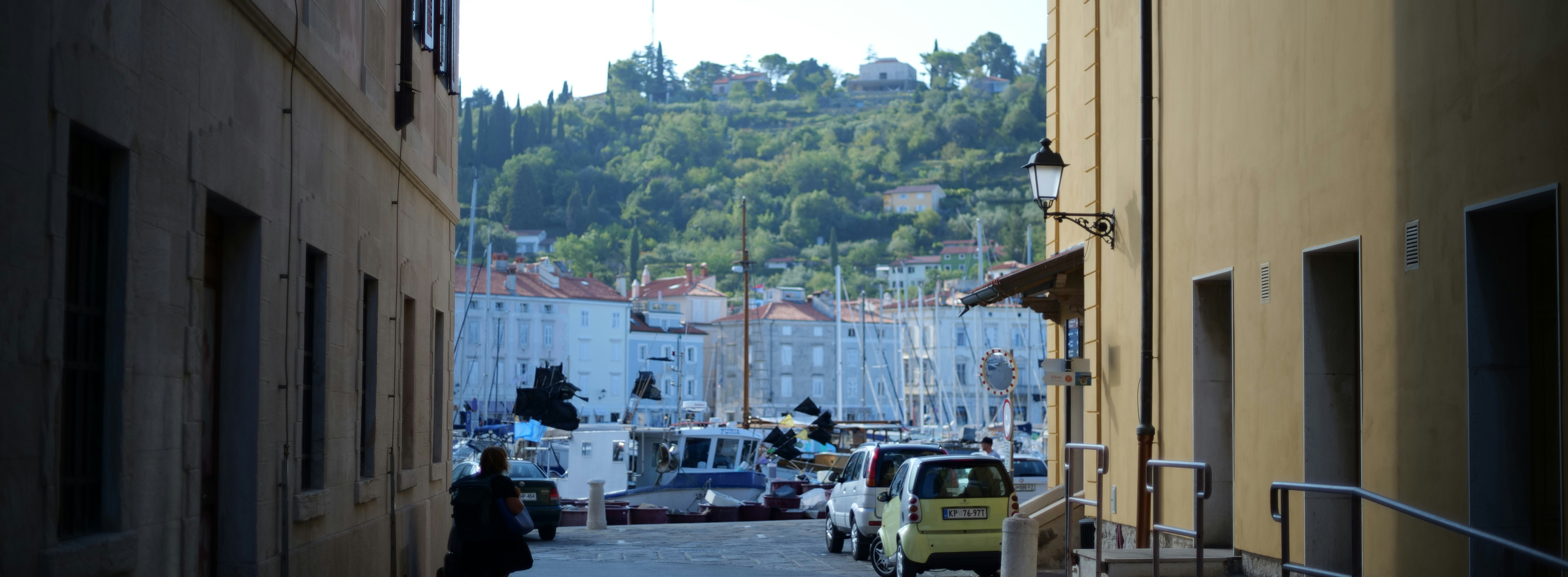 Una strada con auto ed edifici