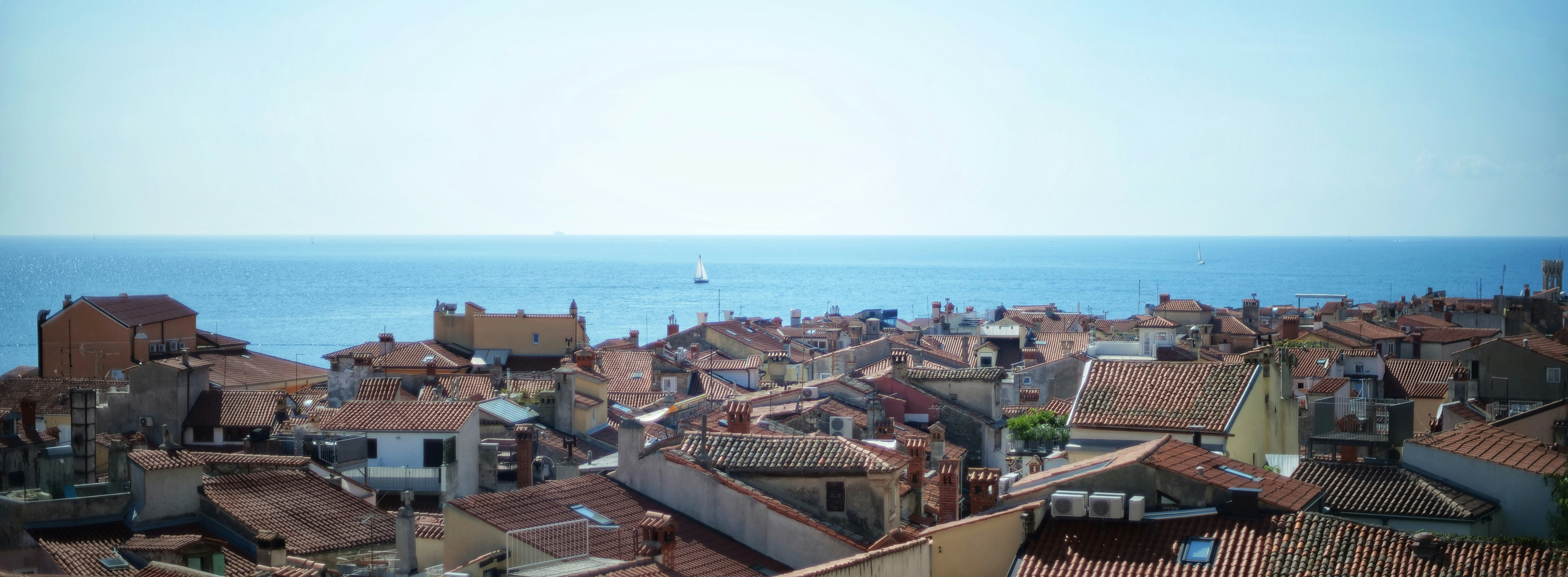 Una città con uno specchio d'acqua sullo sfondo
