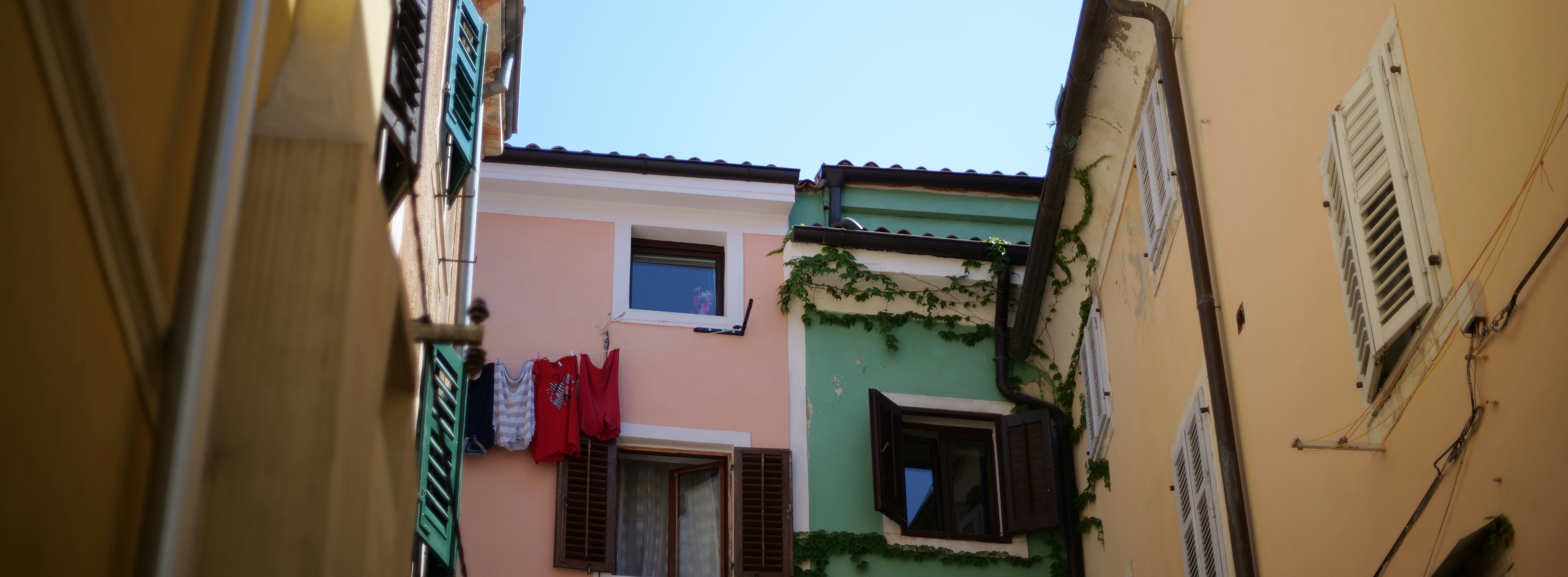 una fila di edifici con vestiti all'esterno