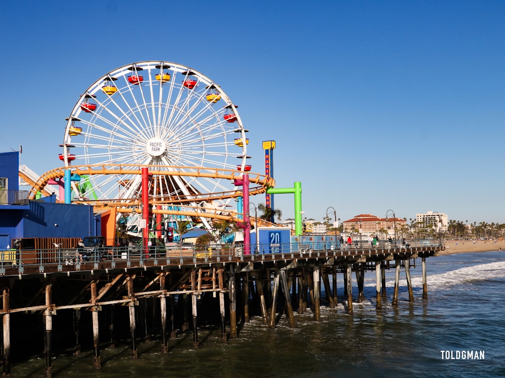 ein Riesenrad auf einem Pier mit Santa Monica Pier im Hintergrund