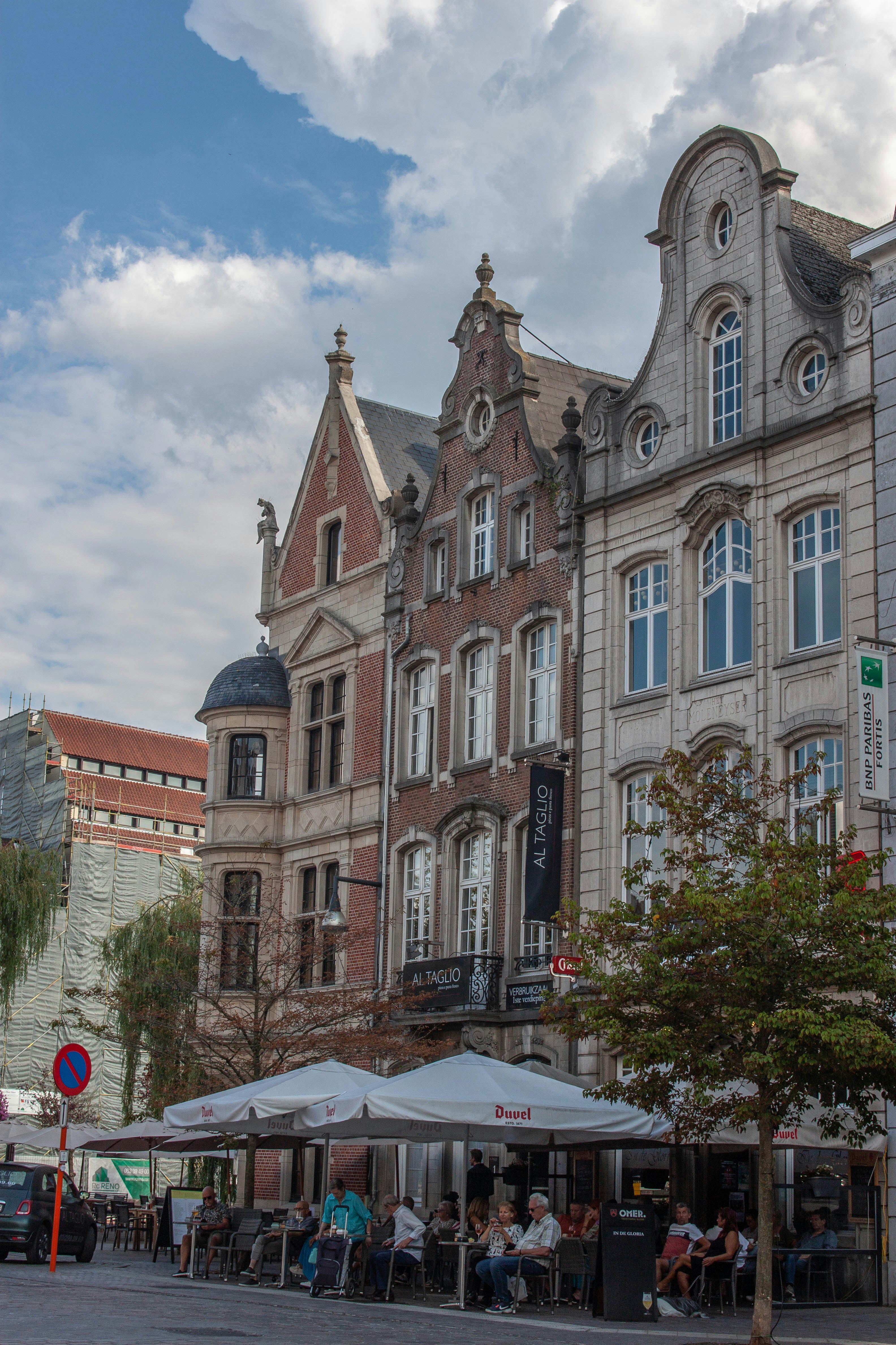 un groupe de personnes assises à l’extérieur d’un bâtiment