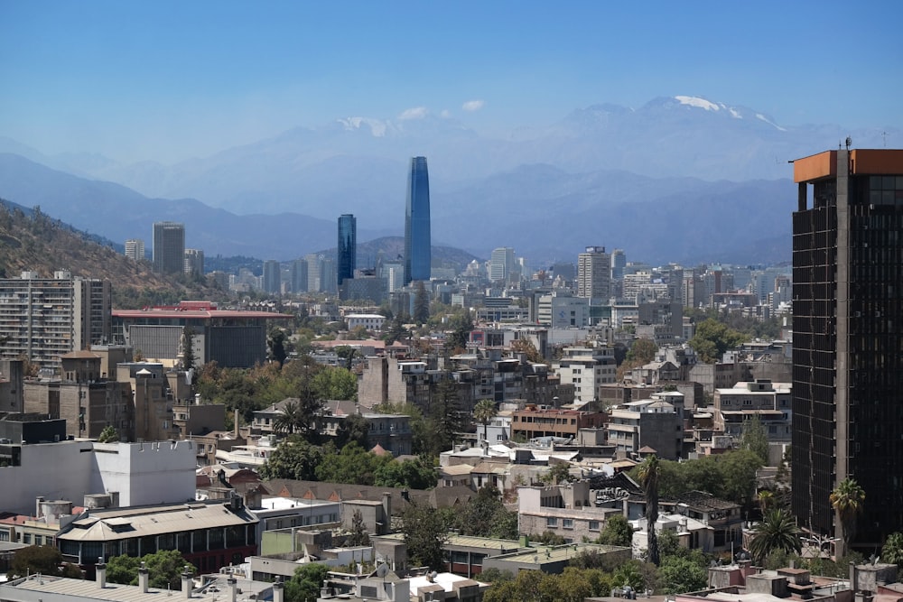 uma cidade com edifícios altos