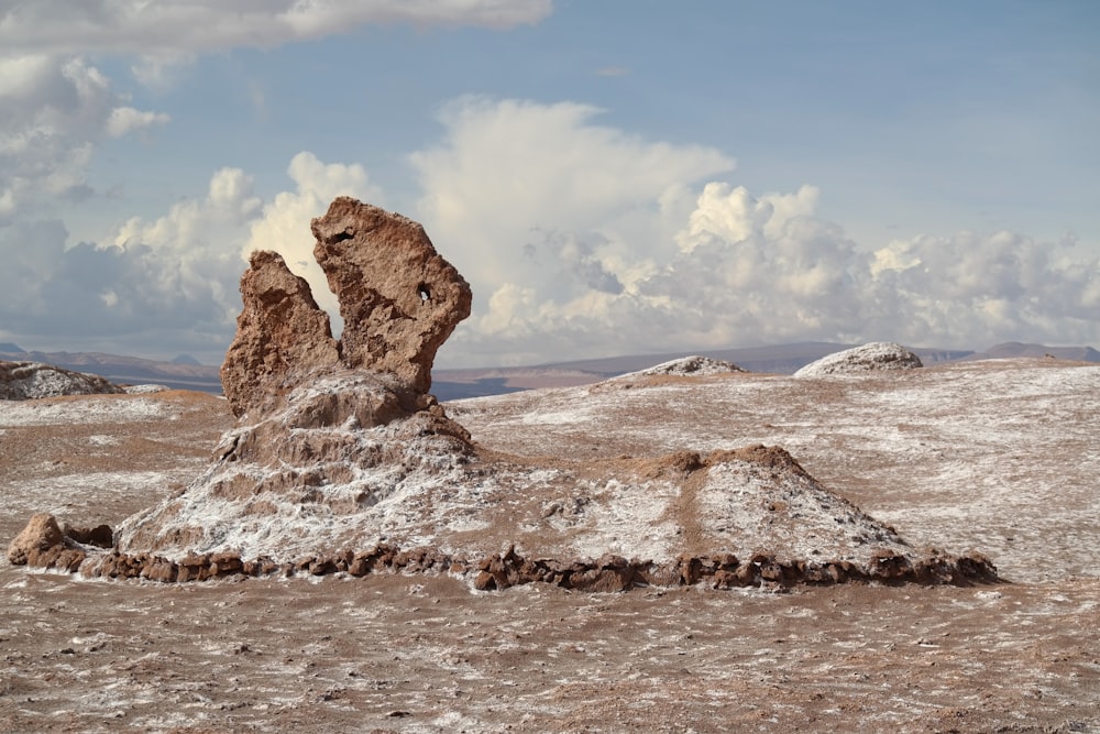 un paysage rocheux avec une grande formation rocheuse au milieu