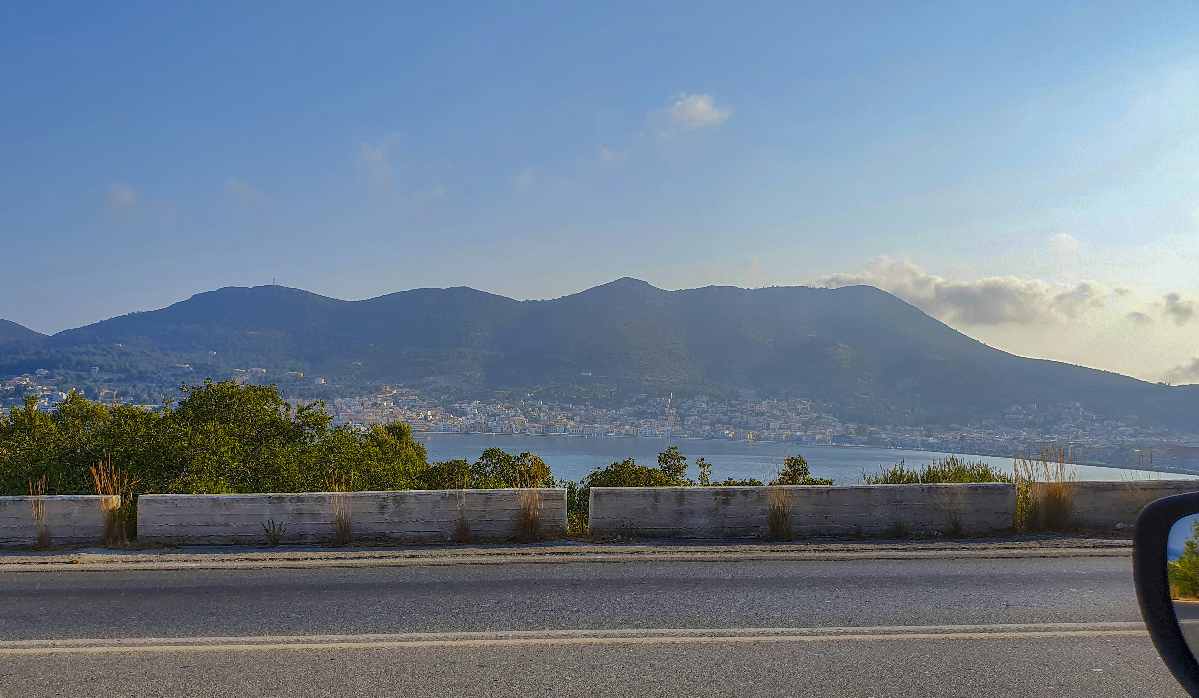Foto Un camino con árboles y montañas al fondo – Imagen Samos gratis en ...
