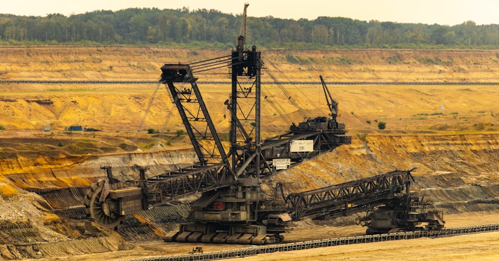 Una máquina grande en un campo