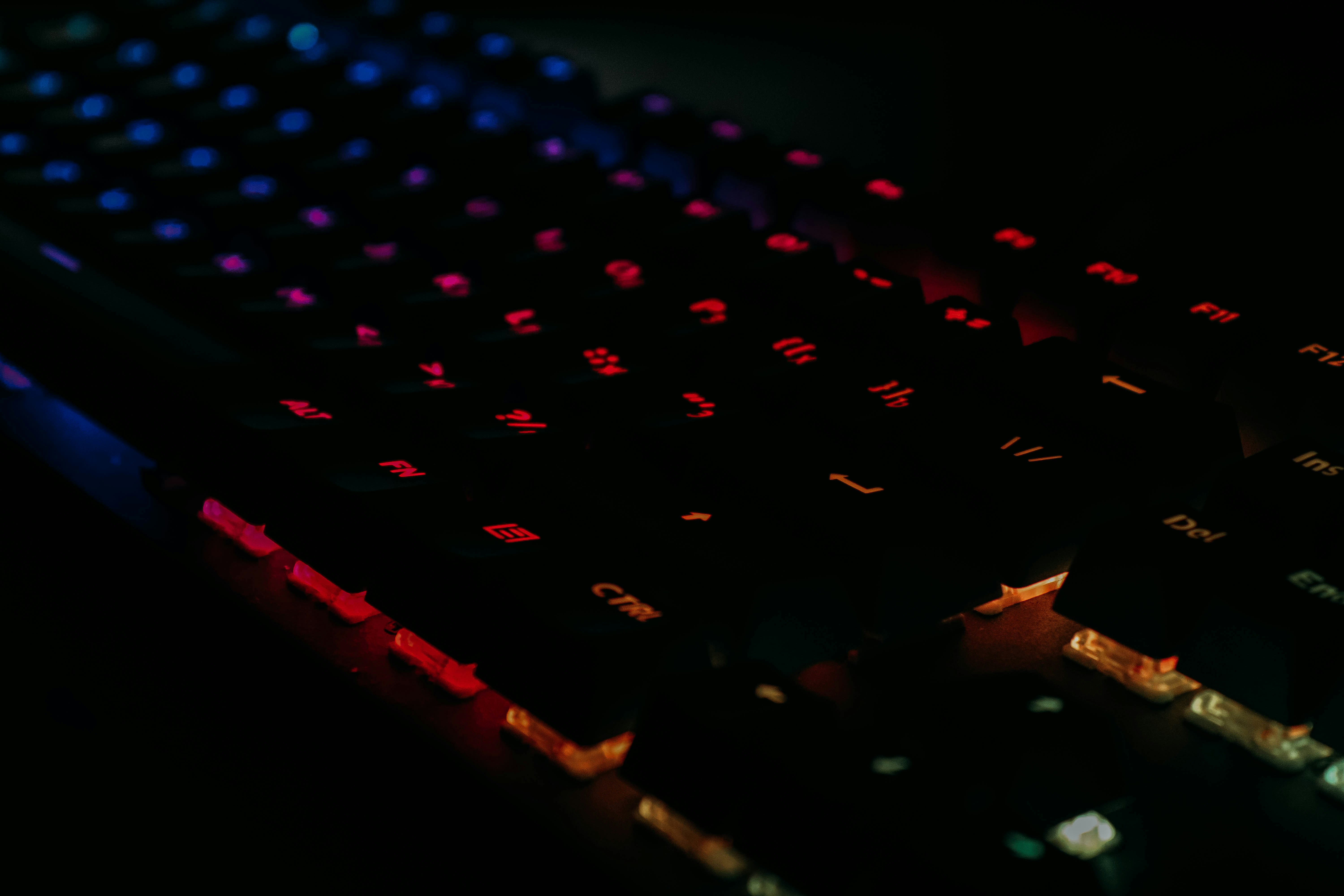 Un primer plano de una mano sosteniendo un cigarrillo