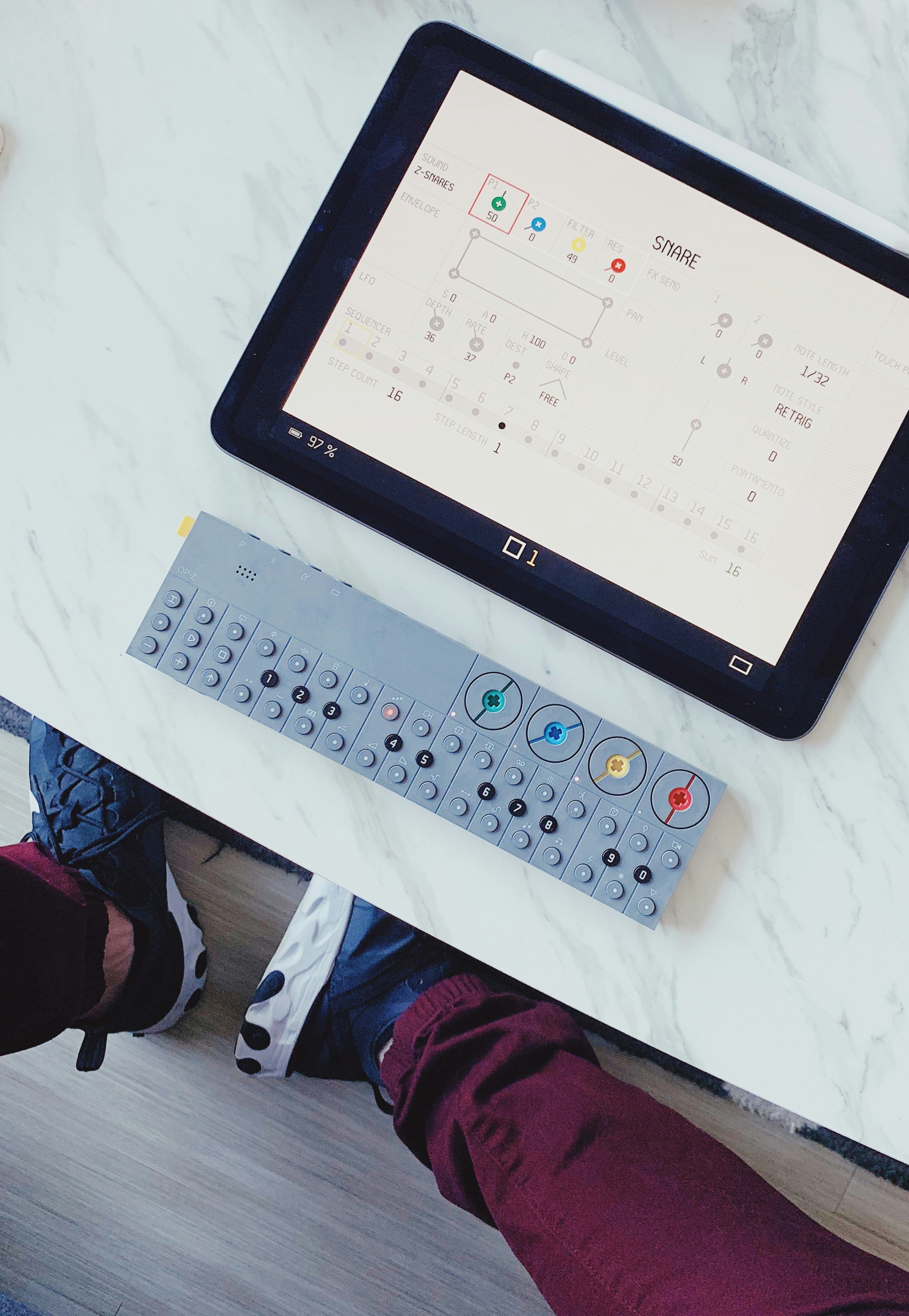 un téléphone portable et un clavier