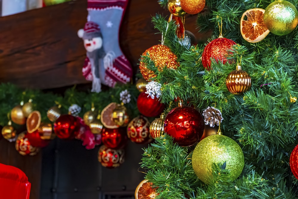 Un albero di Natale con ornamenti e luci