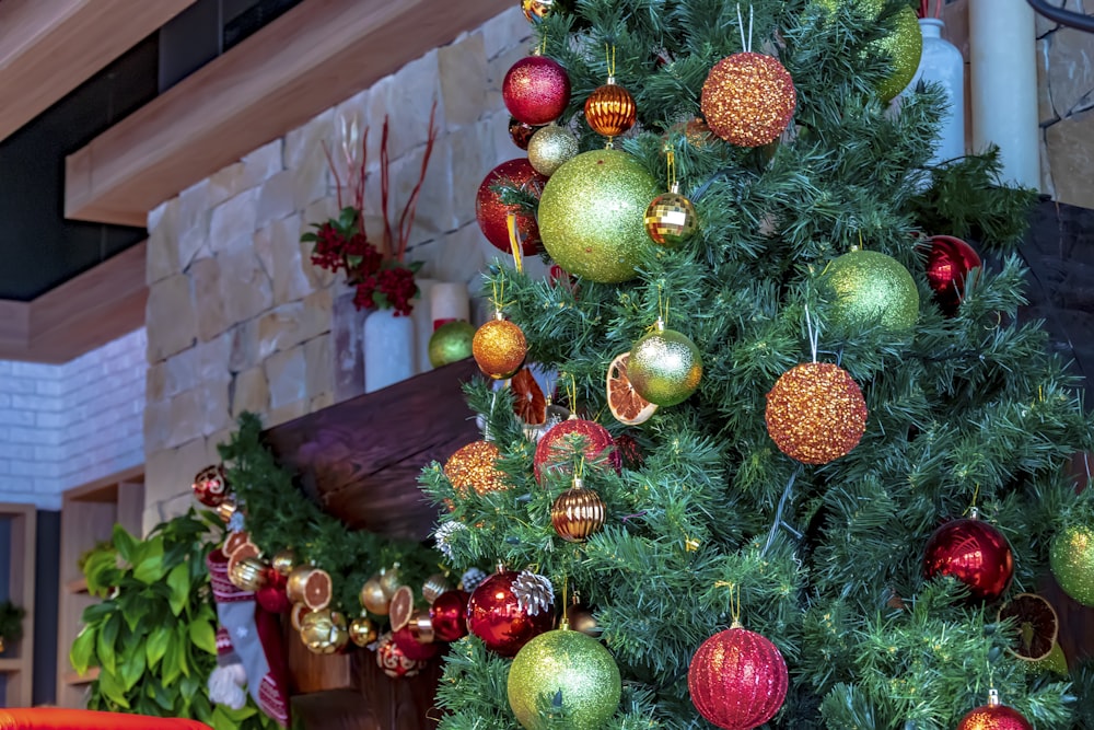 Un albero di Natale con ornamenti