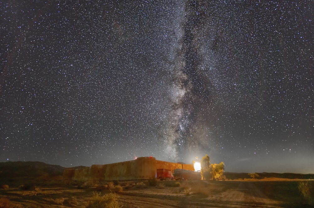 Un edificio con un cielo estrellado sobre él