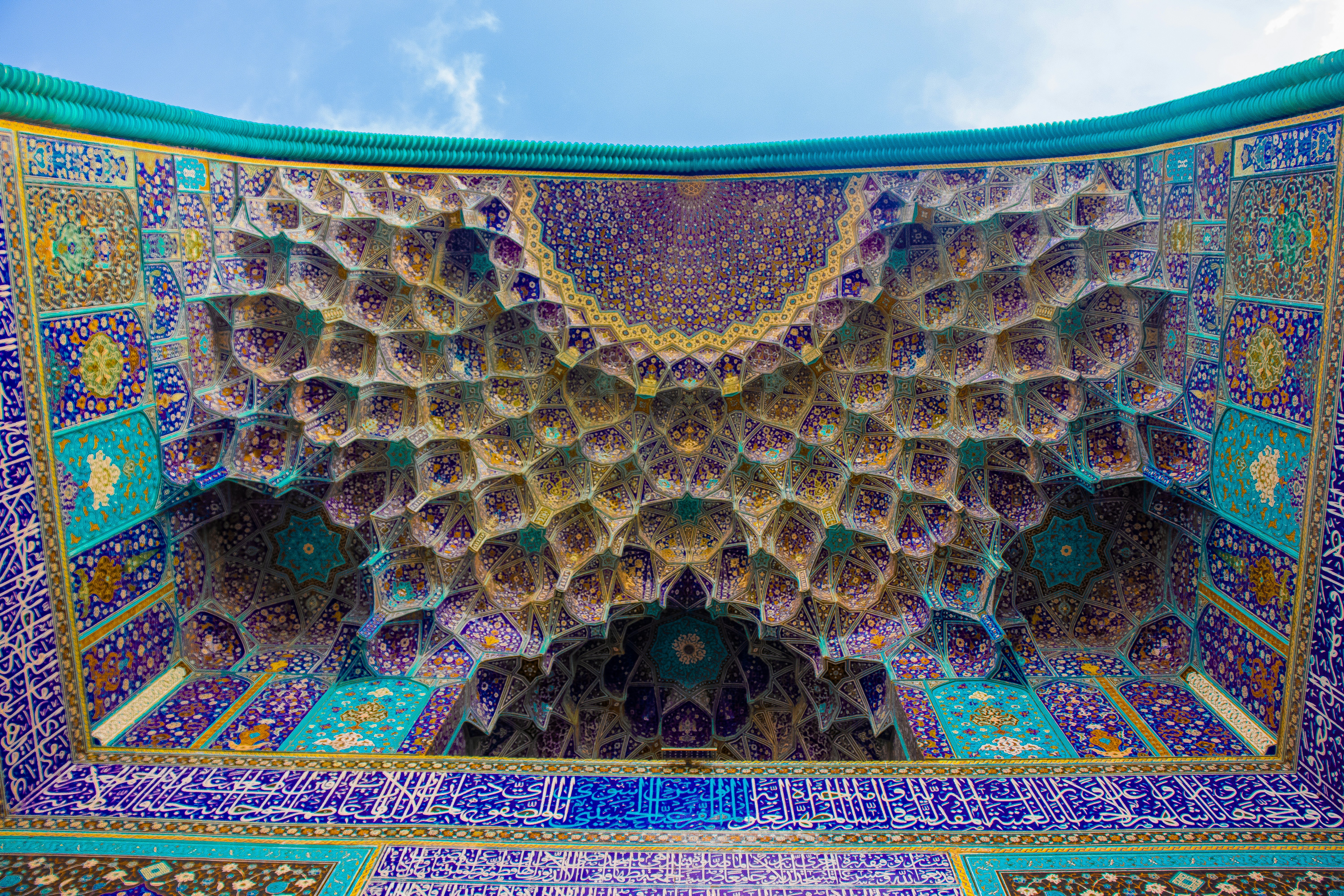 Un colorido techo de mosaico foto – Imagen de Arte gratuita en Unsplash, image size:3000x2000