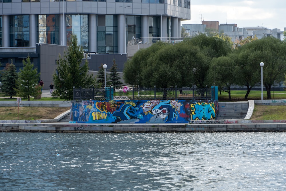 ein Gewässer mit einem Gebäude im Hintergrund