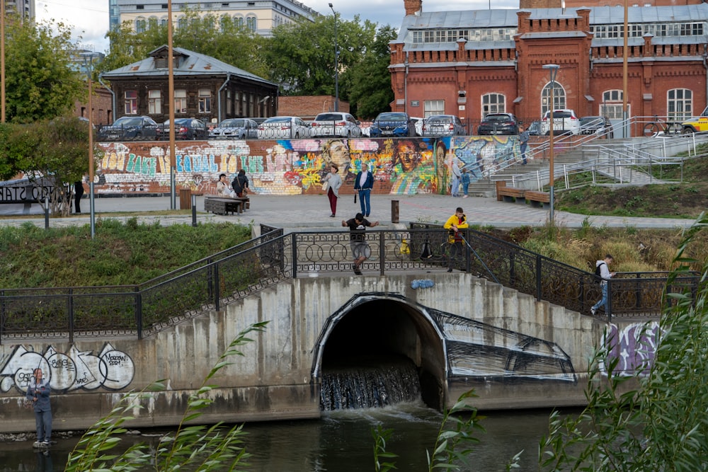 un pont au-dessus d’une rivière