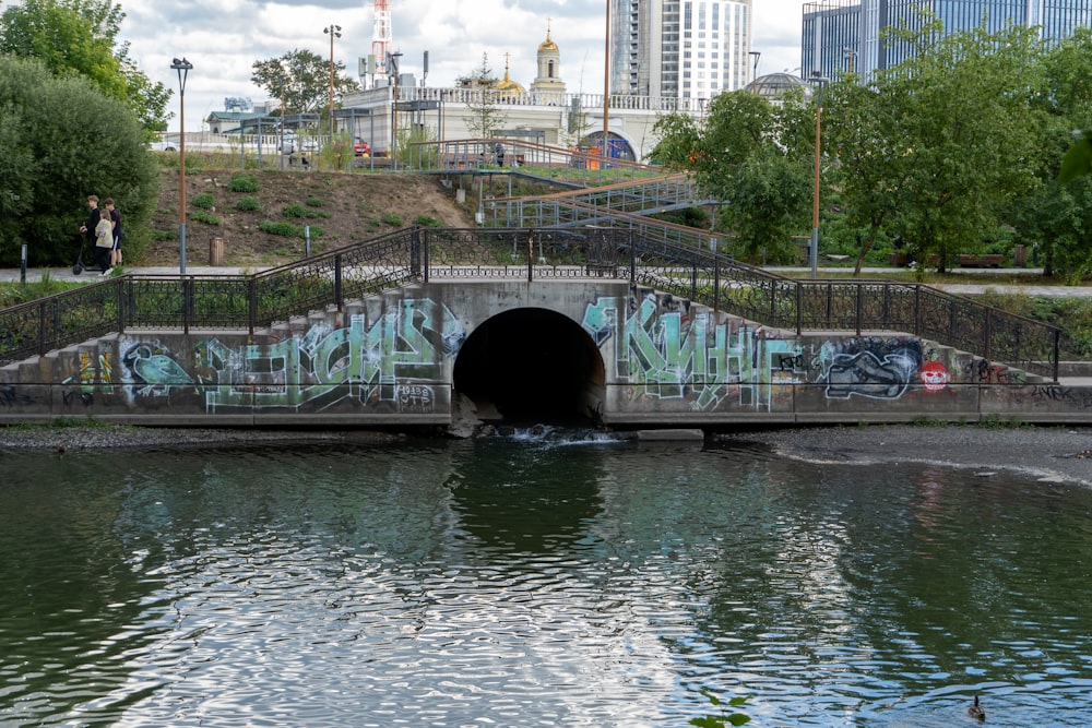 un pont au-dessus d’une rivière