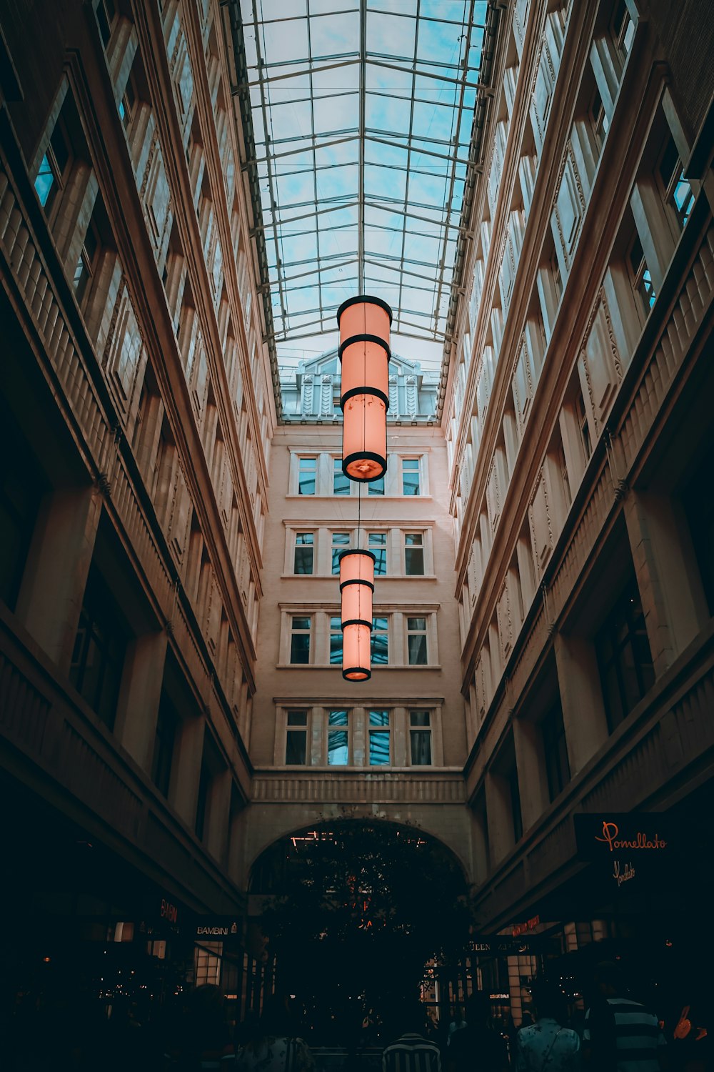 Un edificio alto con un'alta torre