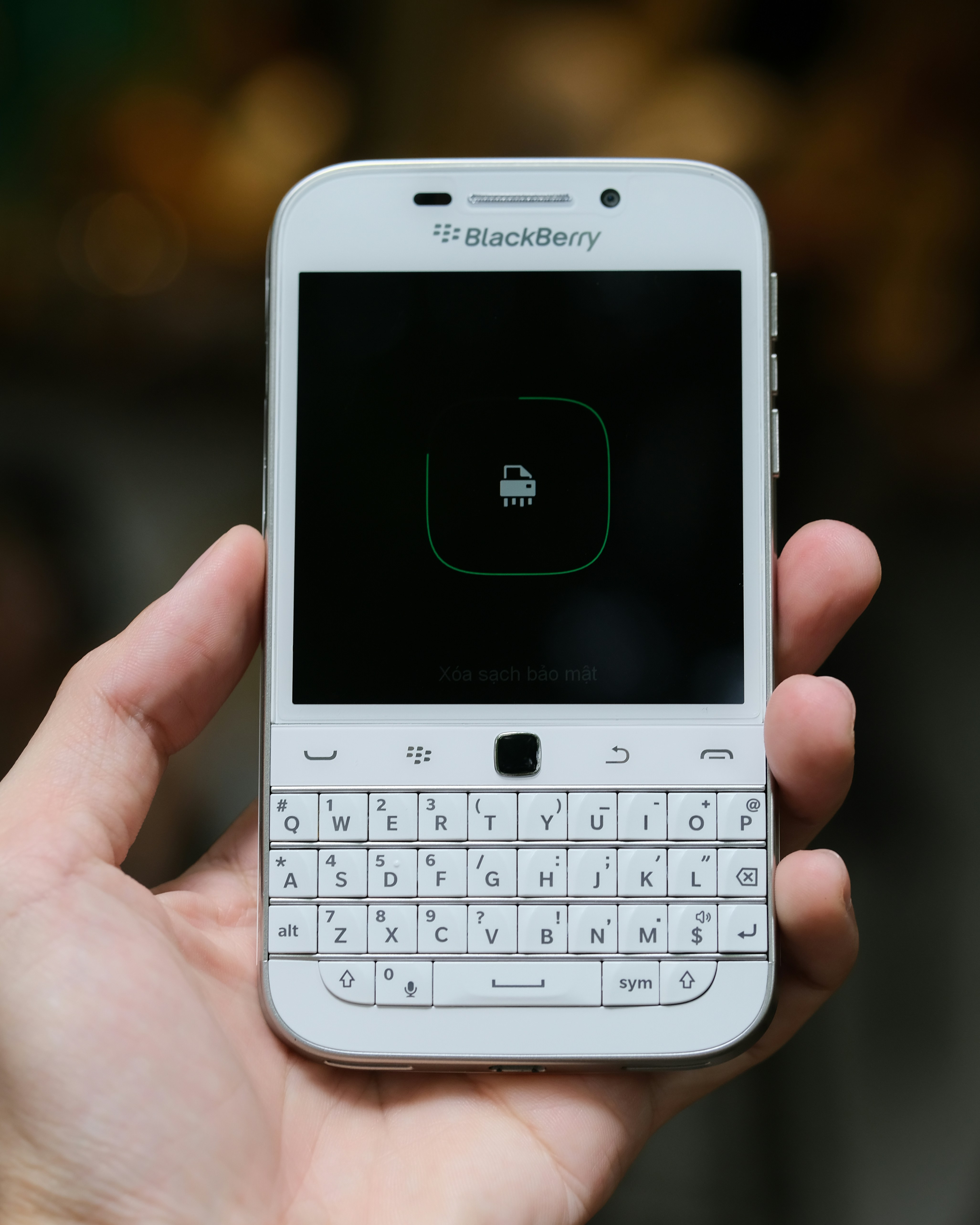 BlackBerry Classic ホワイト 本体 ASCII.jp：王道デザインの「BlackBerry Classic」にホワイト追加