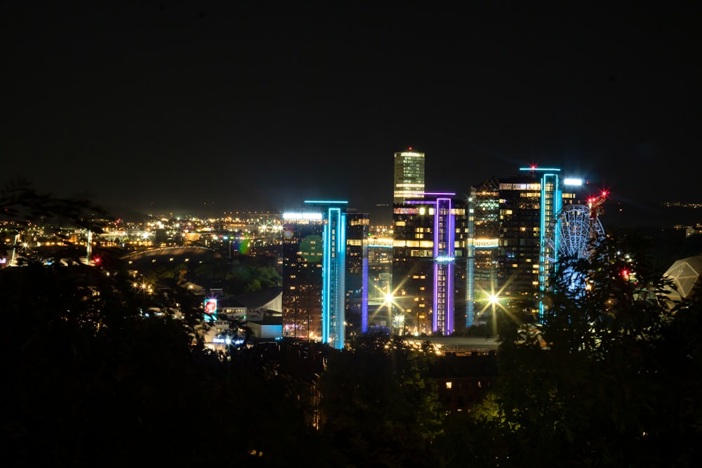 Eine Stadt bei Nacht