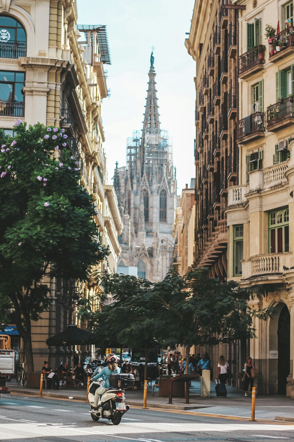 Un grupo de personas montando a caballo en una calle de la ciudad