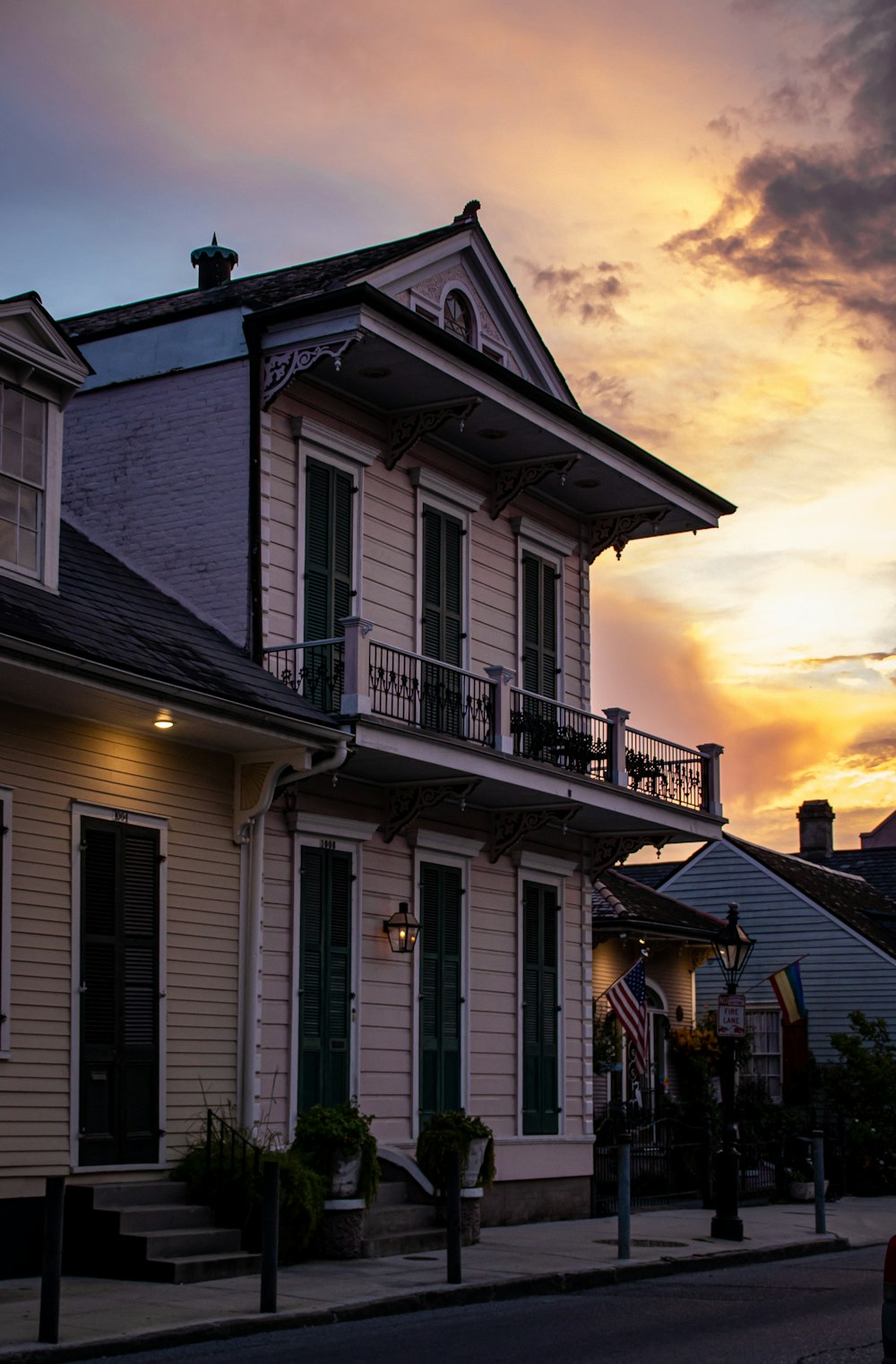 una casa con balcone