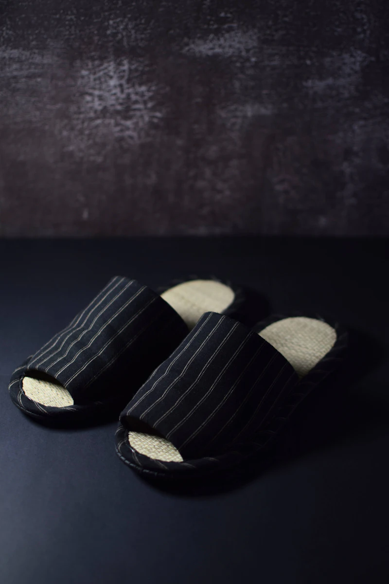 Moulded slides in two colourways