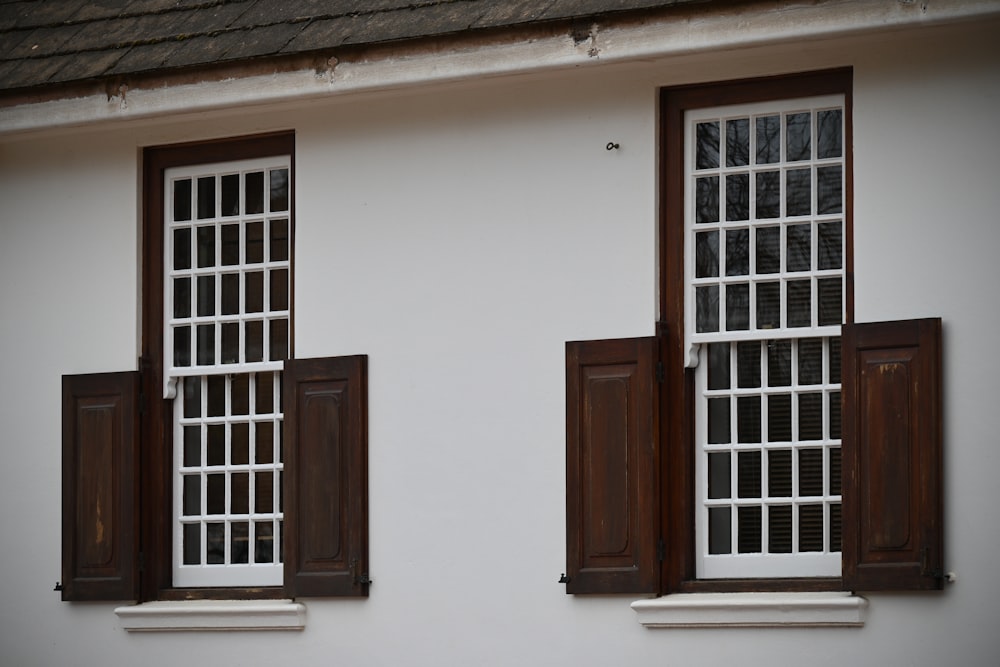 ein paar Fenster mit weißen Zierleisten