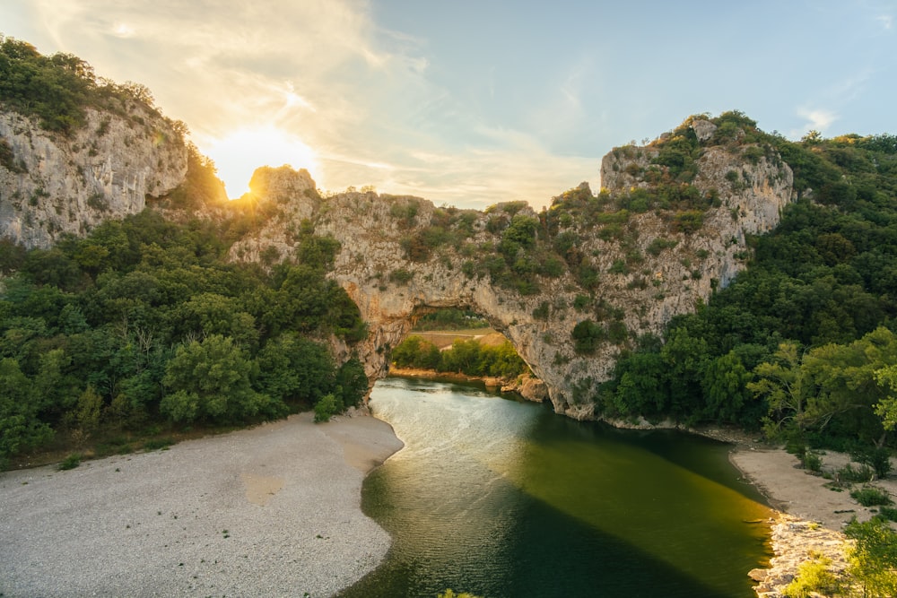 Un río con árboles y rocas