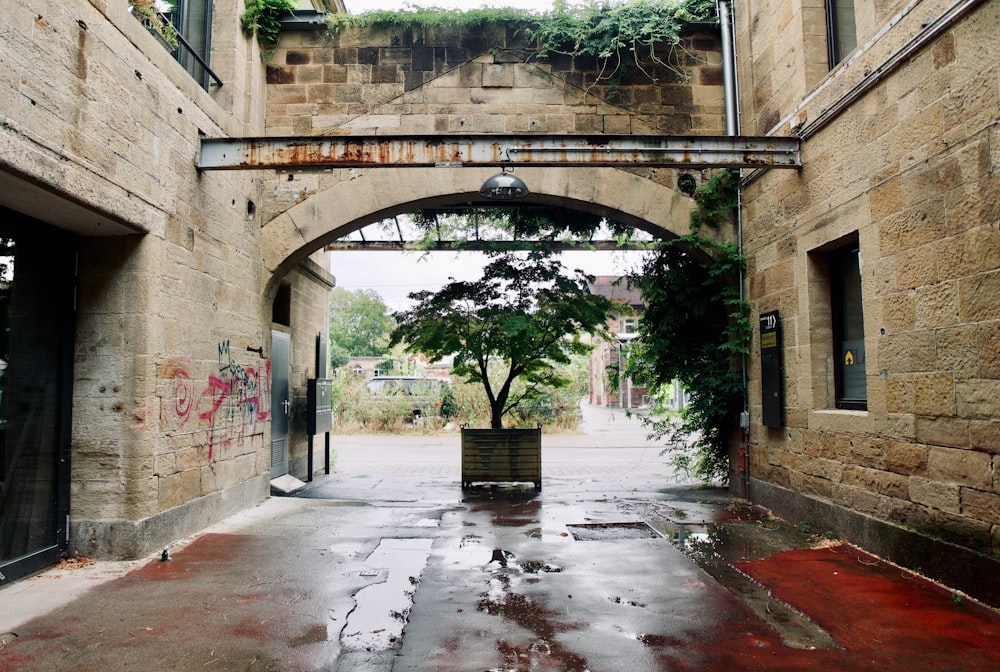 eine nasse Straße mit einer Brücke darüber