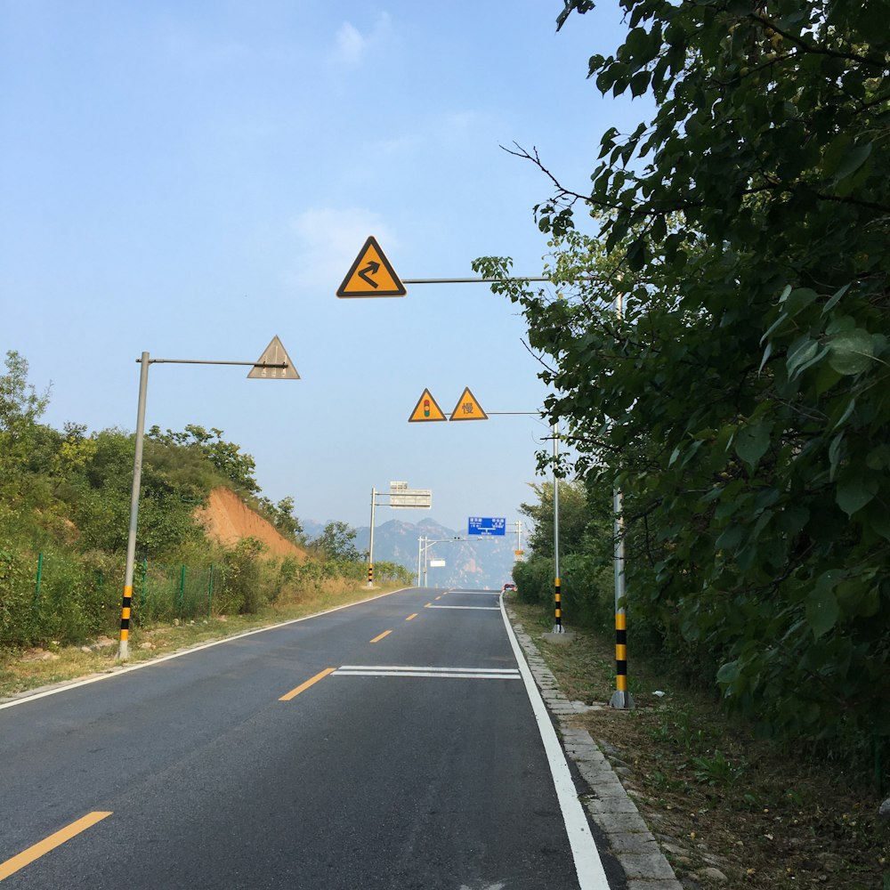 uma estrada com sinais
